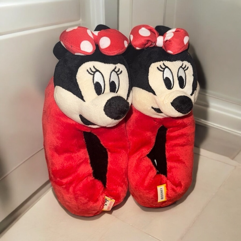 BRAND NEW Disney Minnie Mouse Red Plush Slippers For Girls size Medium/Large.